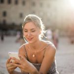Технологии: Първият смартфон без екран – как AI проектира интерфейса директно в окото