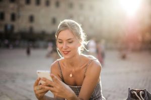 Технологии Първият смартфон без екран – как AI проектира интерфейса директно в окото